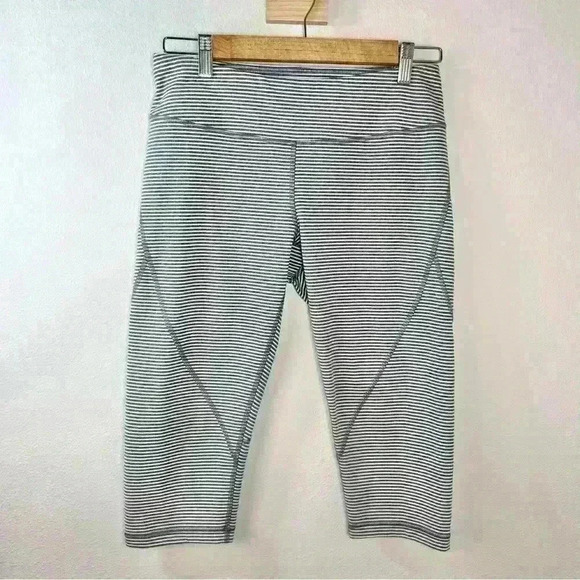 Zella Women’s Cropped Striped Workout Capri Great condition! Size Medium - Picture 1 of 9